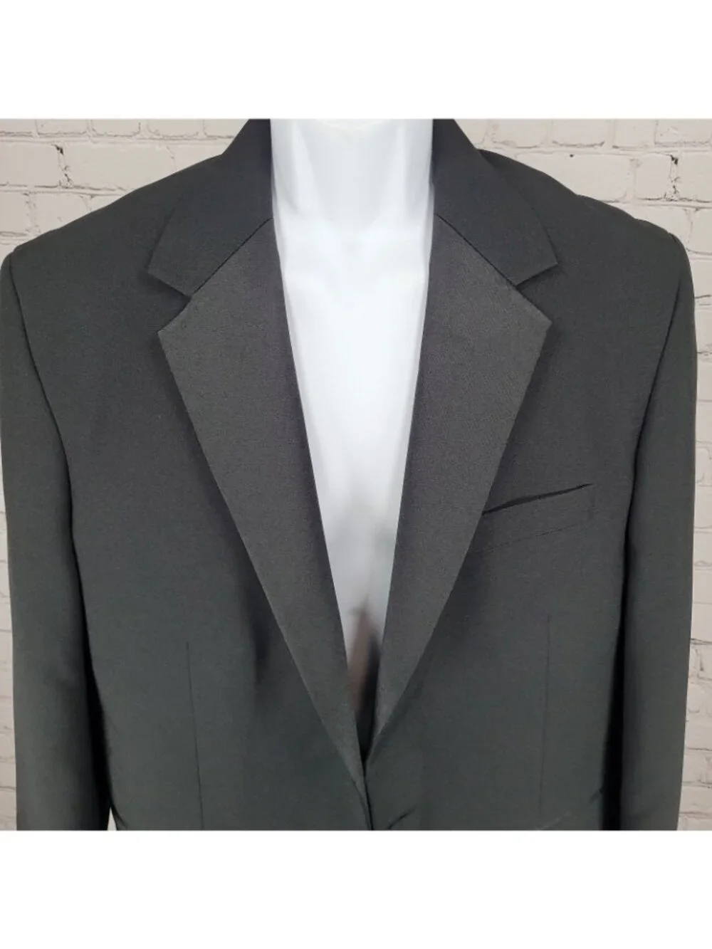 Formalwear Southeastern Black Tuxedo Suit Set Jacket Size 40R Pants 34R (32x33)